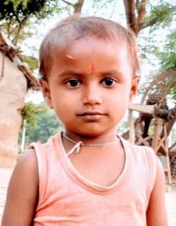 मासूम लाडो व गांव में शव पहुंचने के बाद जुटी भीड़।