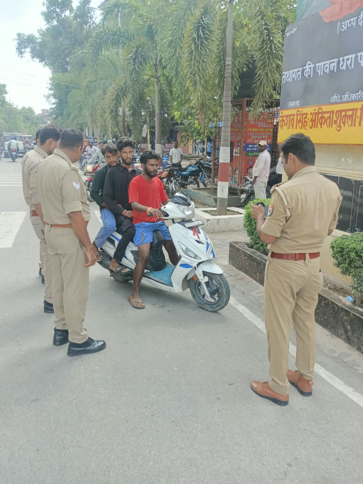 माथा कुंवर और बुद्ध गेट पर वाहनों की जांच करती पुलिस।संवाद