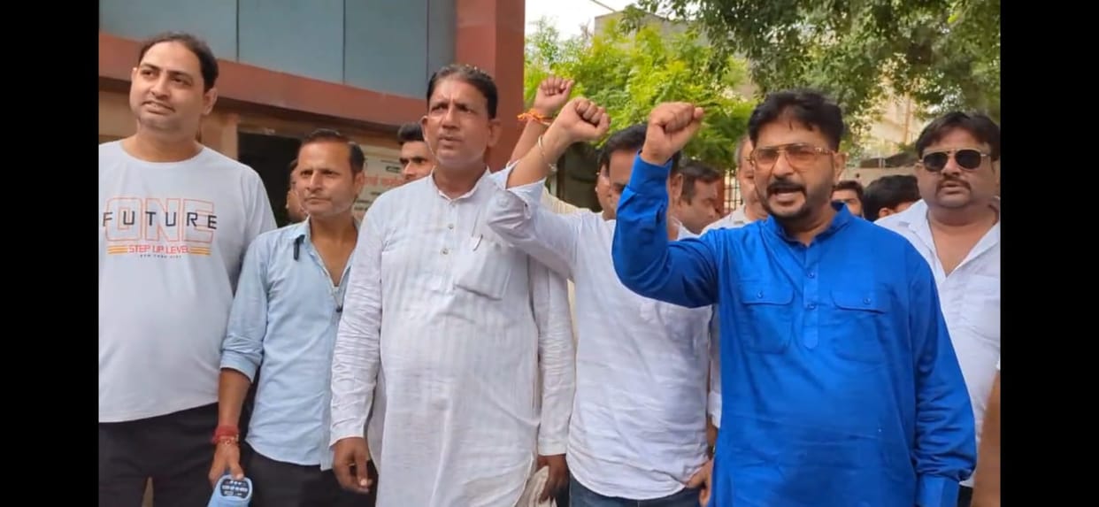 Traders' anger erupts over the dilapidated state of Kali Nadi Road; protest held.