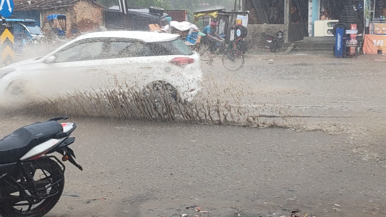 Water accumulated on city roads after 20 minutes of rain.