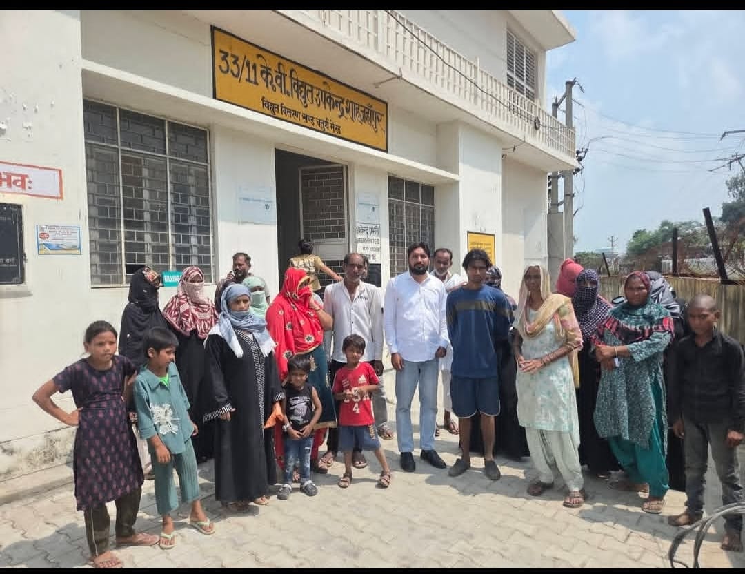 Protest at SDO office over rejection of electricity connection application