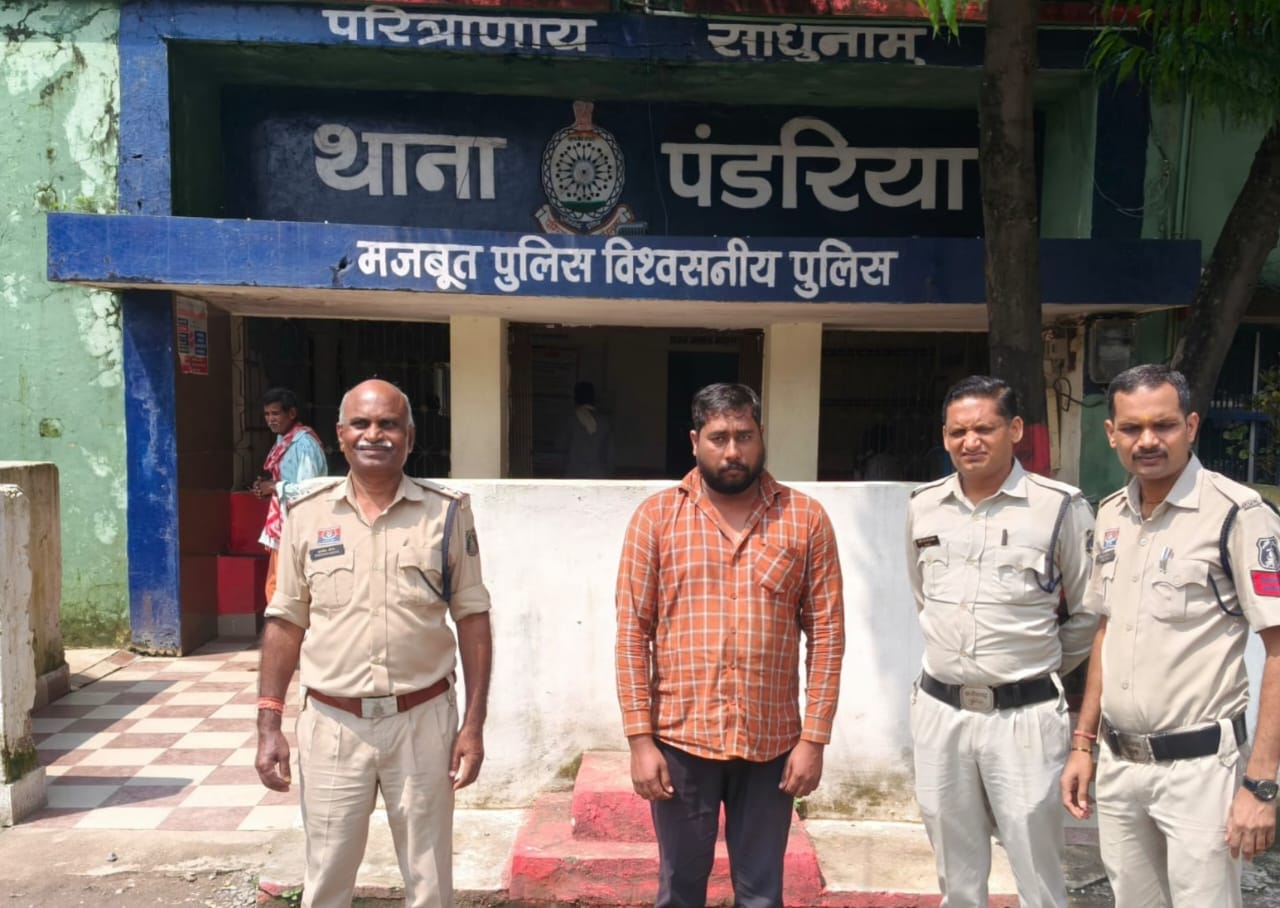 पुलिस की गिरफ्त में आरोपी
