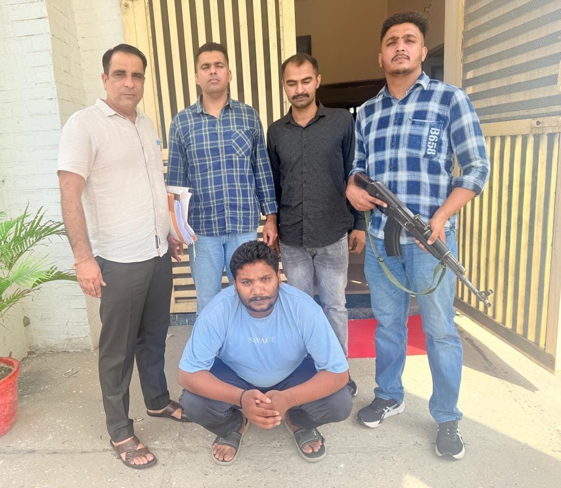 पुलिस की गिरफ्त में नशा सप्लाई करने  के आरोप। पुलिस