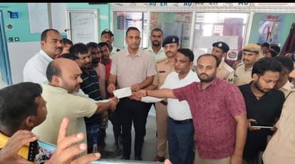 परिजनों को चेक देते हुये गोगरी एसडीओ संजय कुमार