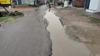 पुराने एसपी बंगला से महेवागंज जाने वाला जर्जर मार्ग। संवाद
