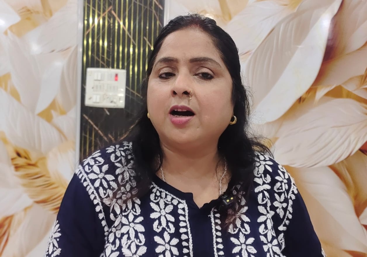 प्रेसवार्ता में जानकारी देती प्रसिद्ध कवित्री मधुमिता शुक्ला की बहन व कांग्रेस पीसीसी सदस्य निध