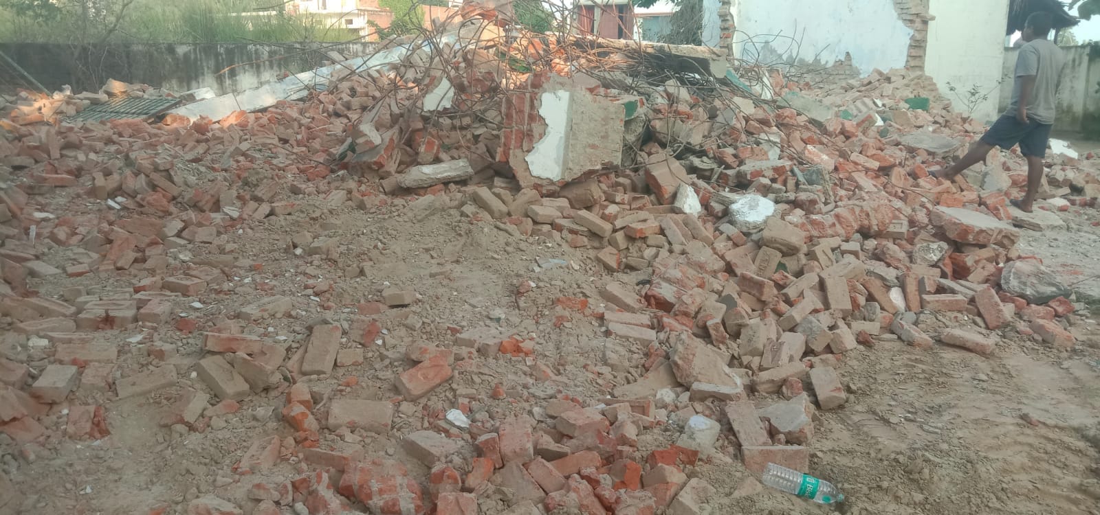 पूर्व मुख्यमंत्री अखिलेश यादव द्वारा फेसबुक पर डाला गया शिक्षा क्षेत्र पंदह के डाकिनगंज जर्जर 