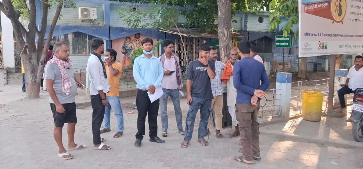 पोस्टमार्टम कराने सदर अस्पताल पहुंचे परिजन।