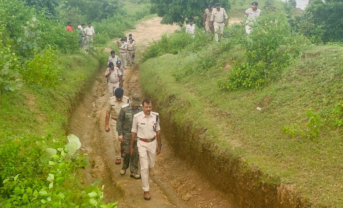 शहडोल: अवैध रेत खनन पर एसपी सख्त, संभावित ठिकानों का निरीक्षण करने पहुंचे, सूनसान इलाके में मिला बड़ा डंप