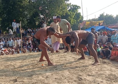 रोआरी दंगल में जोर आजमाइश करते पहलवान।संवाद