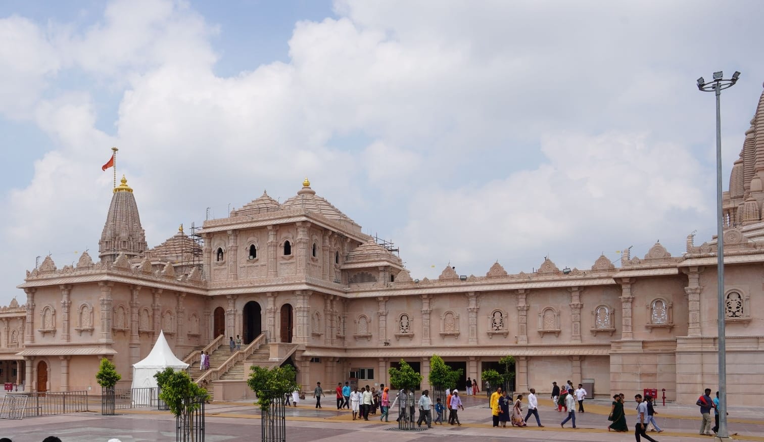 राम मंदिर में दर्शन के लिए जाते श्रद्धालु।