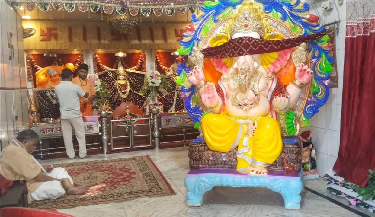 The court of faith is decked out; Bappa will be enthroned today.