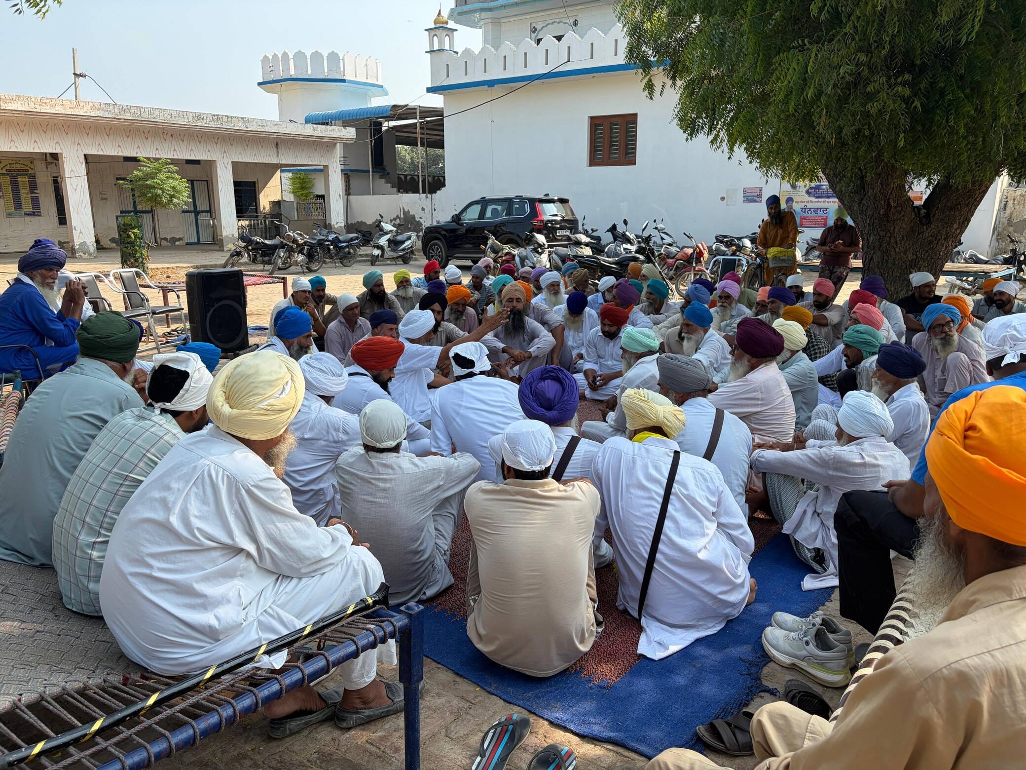 रोड़ी । रोड़ी के गुरूद्वारा साहिब में बैठक के दौरान मौजूद ग्रामीण______ग्रामीण।