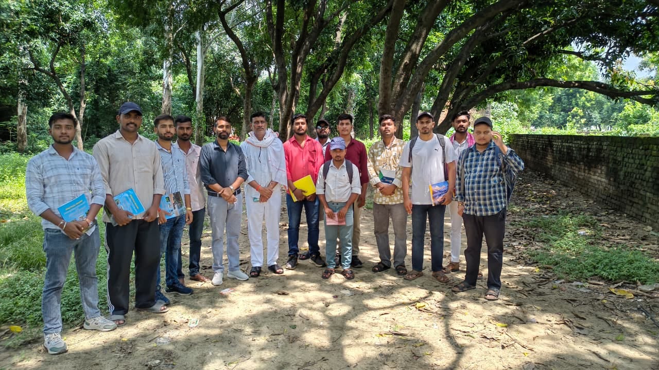 रावे कार्यक्रम के तहत बसंतपुर गांव में ग्रामीणों से मिलने पहुंचे जेएनसीयू कृषि संकाय के छात्र।