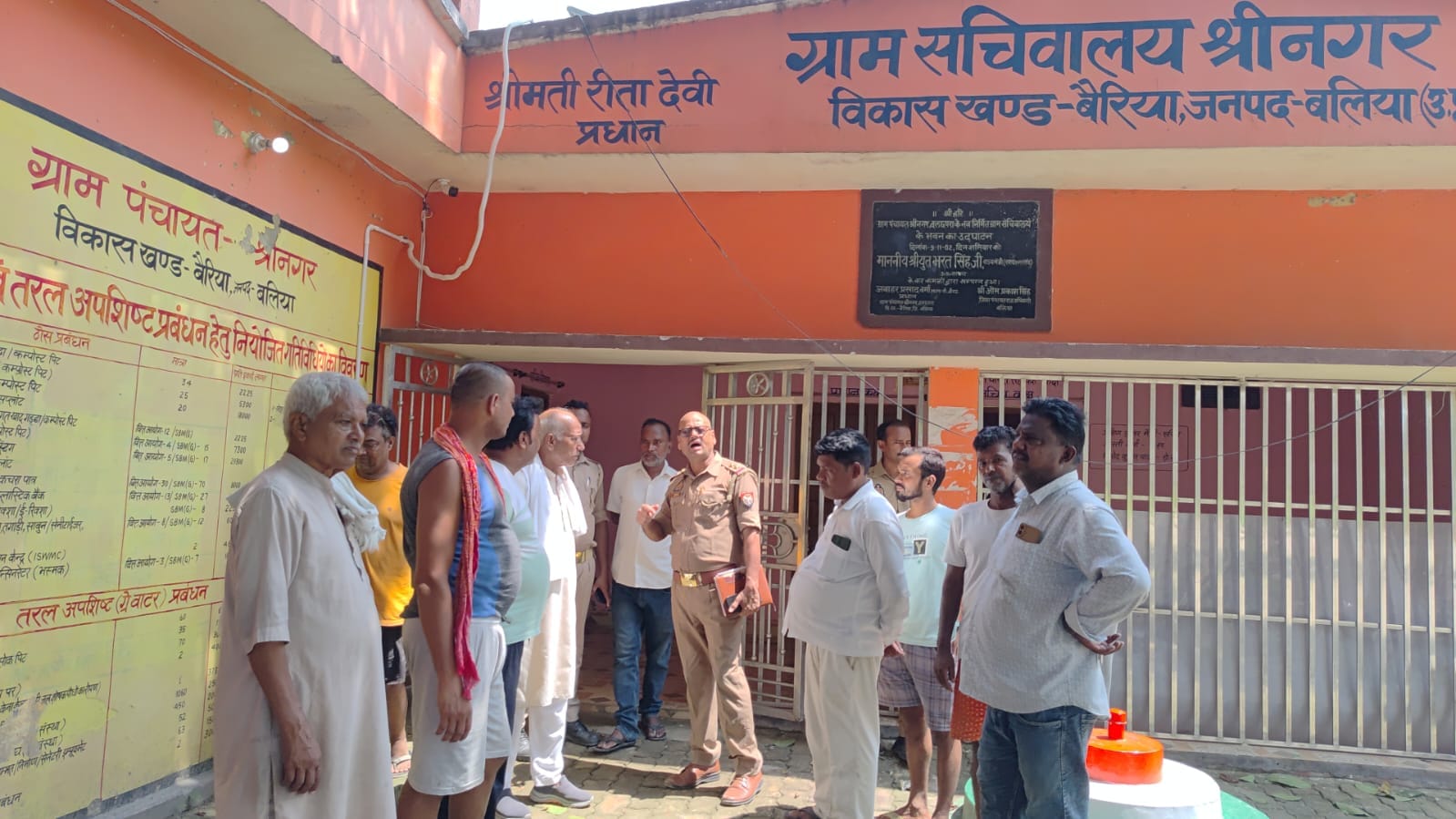 रेवती थाना क्षेत्र के दलछपरा गांव स्थित पंचायत भवन में हुई चोरी की सूचना पर उपस्थित ग्रामीण औ