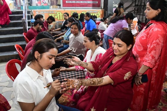 Haritalika Teej: Sarees worth 20 crores and jewellery worth 15 crores sold, idols made from Ganga soil won hearts.