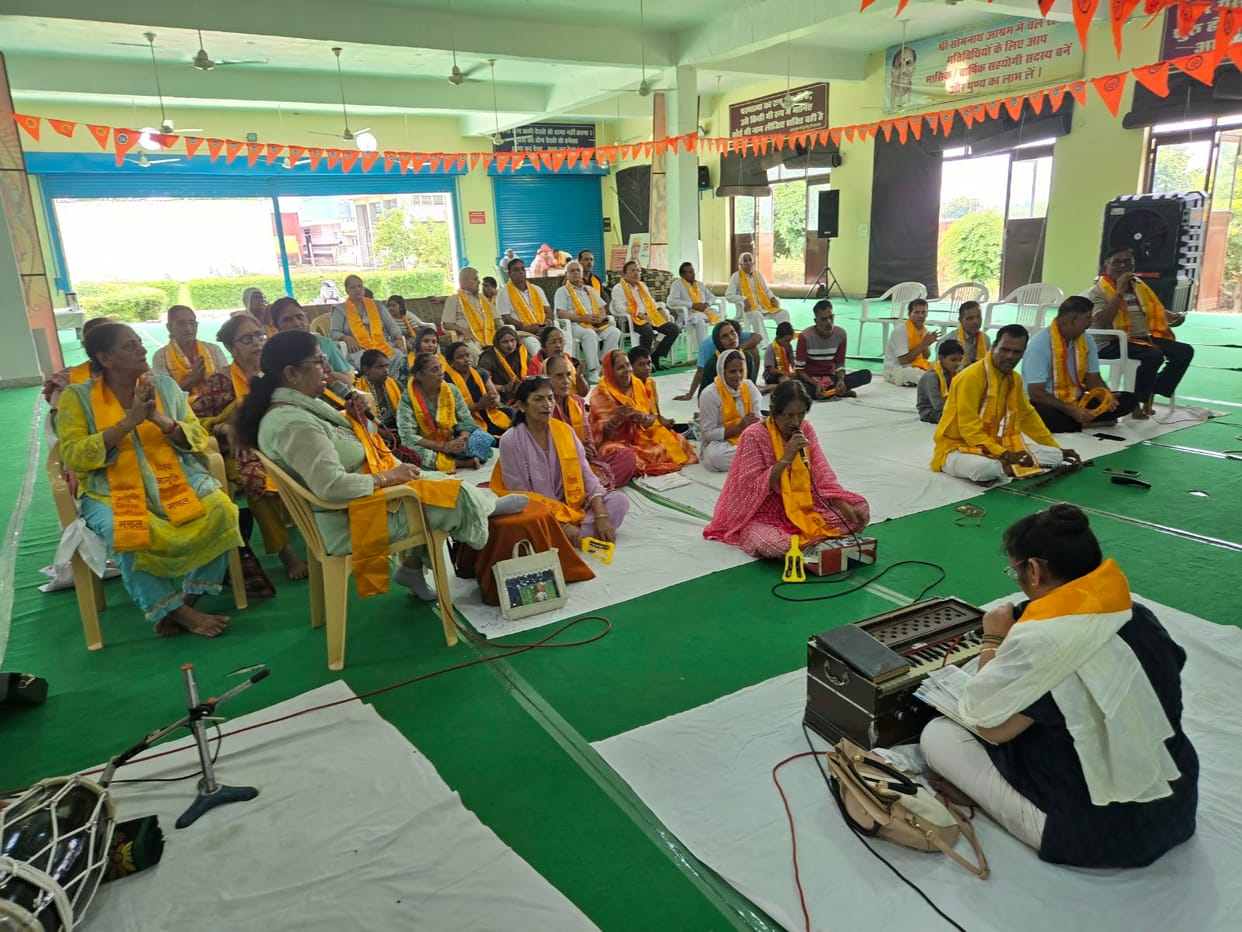 Devotees swayed to the bhajans of Lord Shri Krishna.