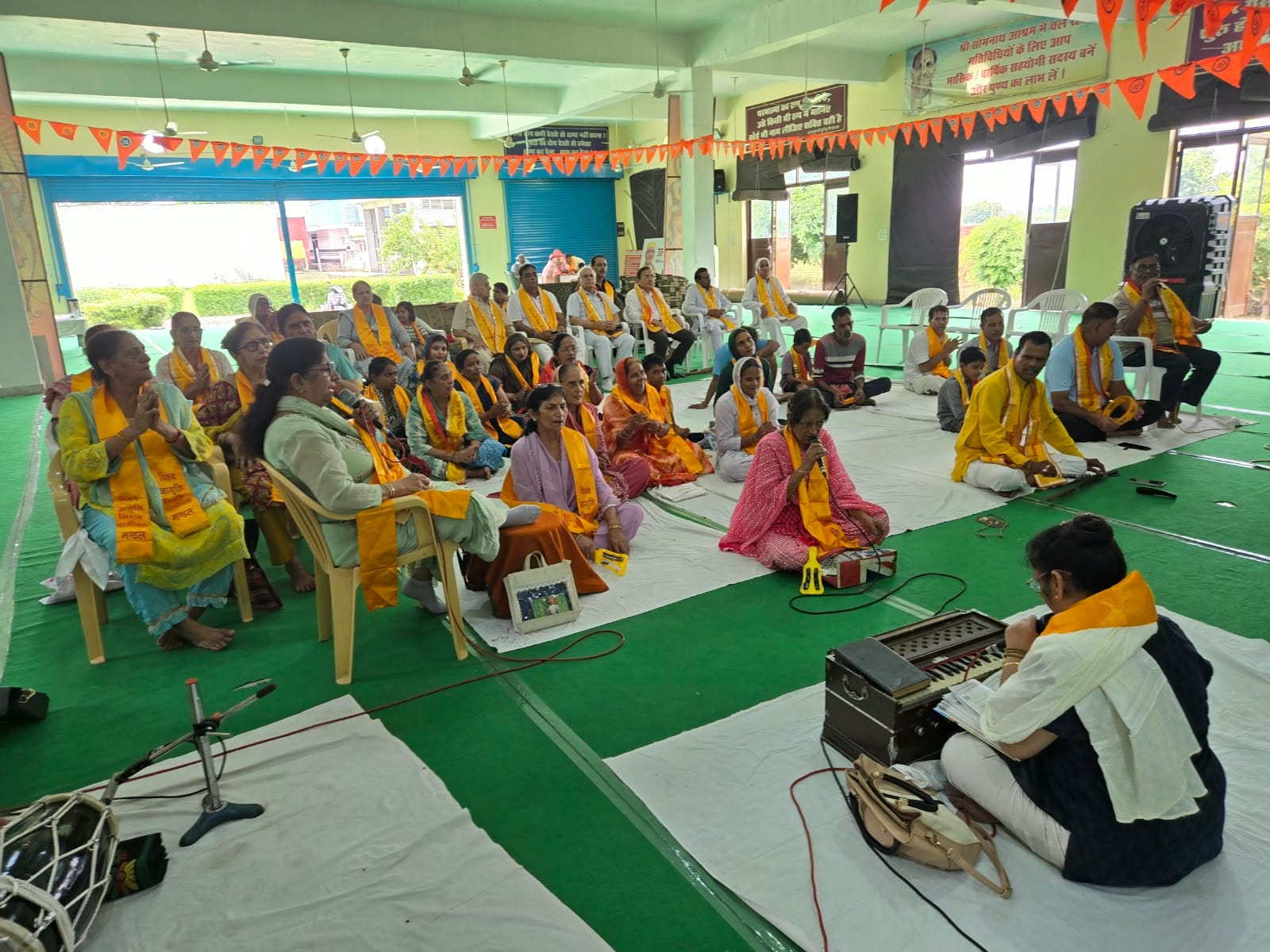 सोमनाथ आश्रम निंबरी में कार्यक्रम में भजन सुनते श्रद्धालु। स्रोत आश्रम