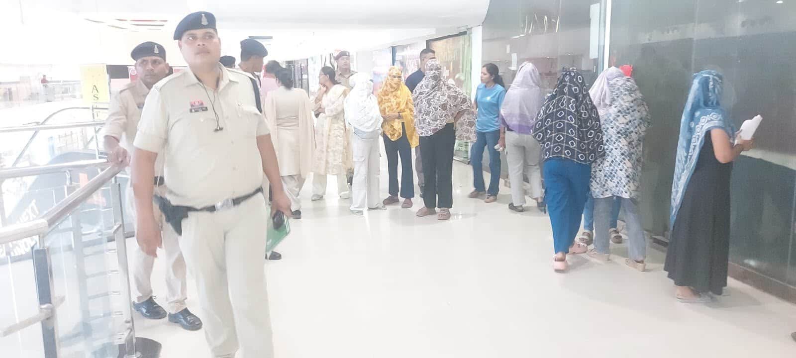 स्पा सेंटर पर पुलिस की कार्रवाई।