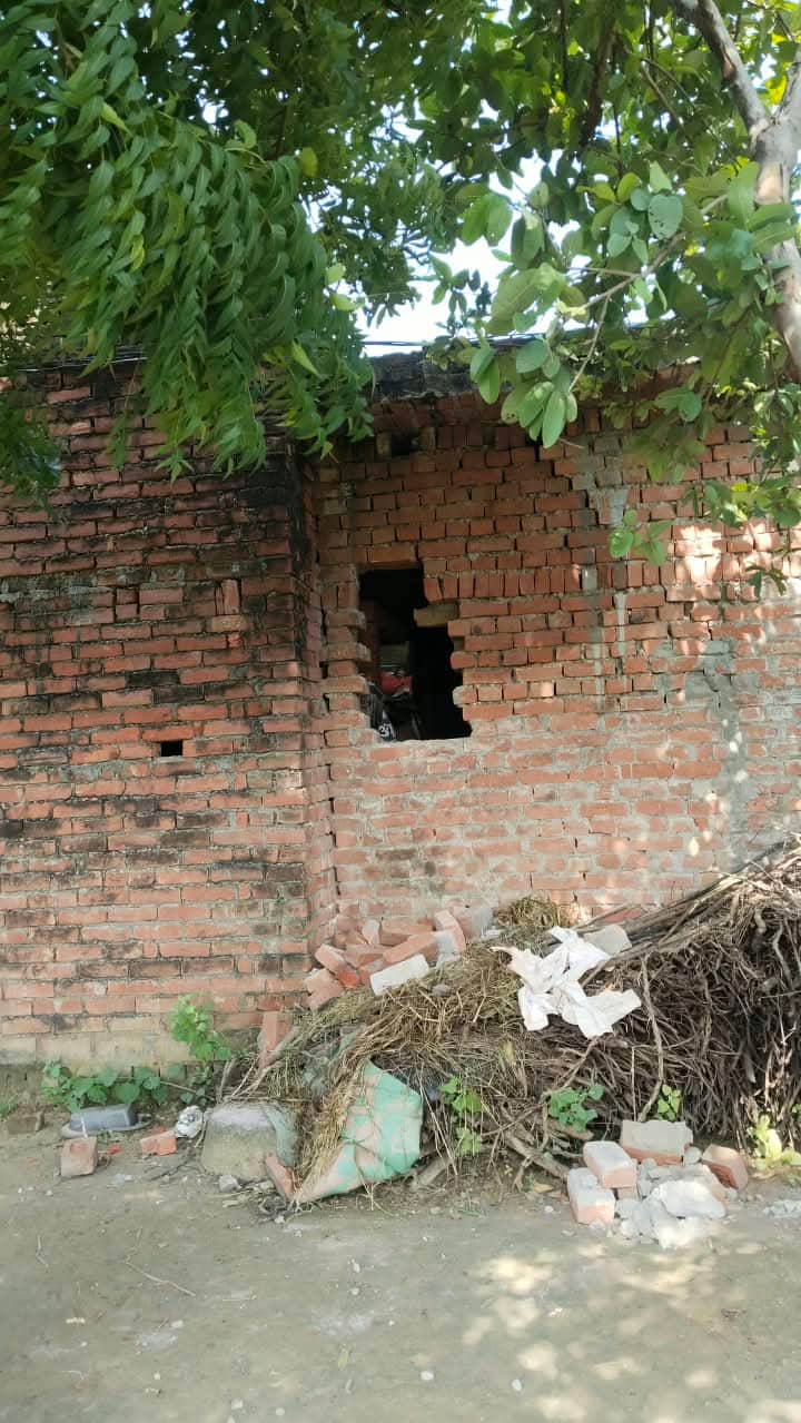 सराय अकिल कोतवाली के कटैनी में चोरों की ओर से काटी गई दीवार। संवाद