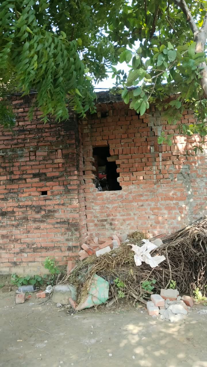 सराय अकिल कोतवाली के कटैनी में चोरों की ओर से काटी गई दीवार। संवाद