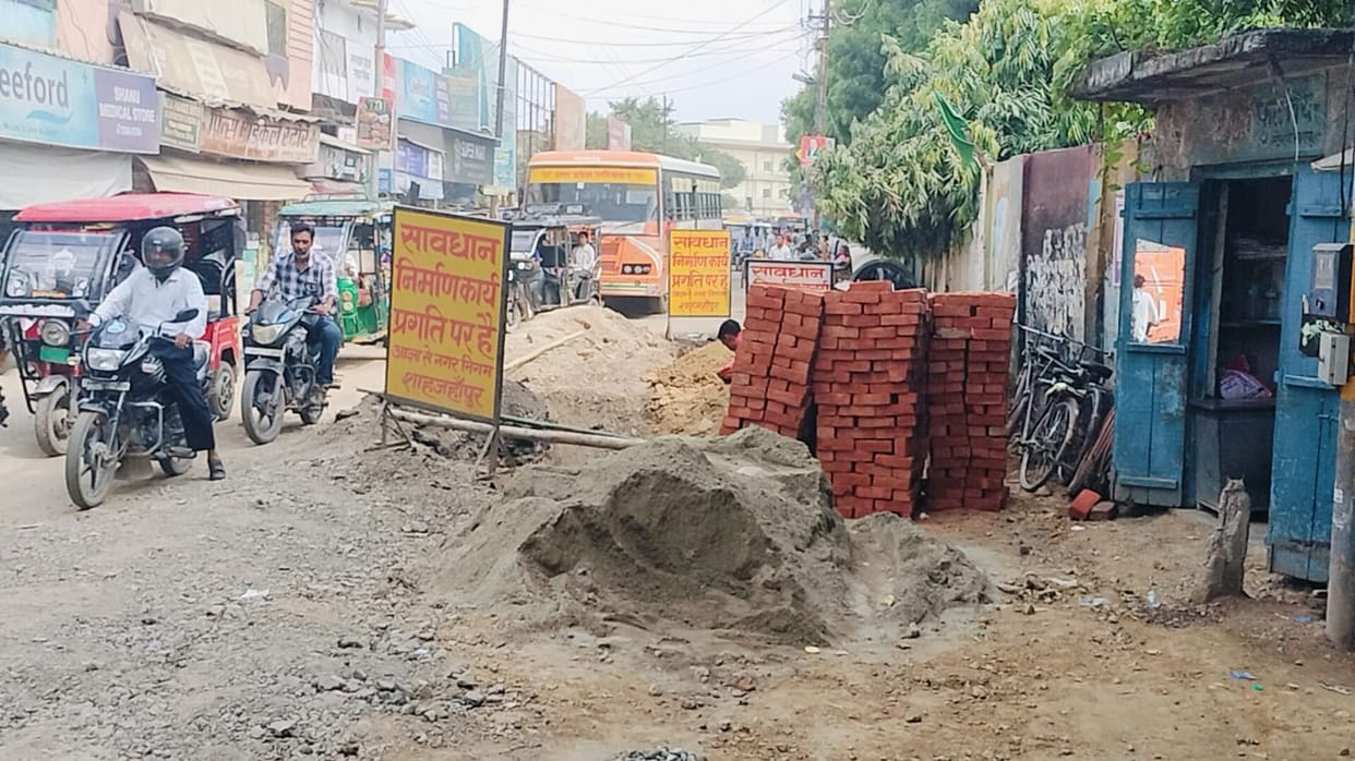 Intermittent traffic jams occurred throughout the day due to pipe-laying work.