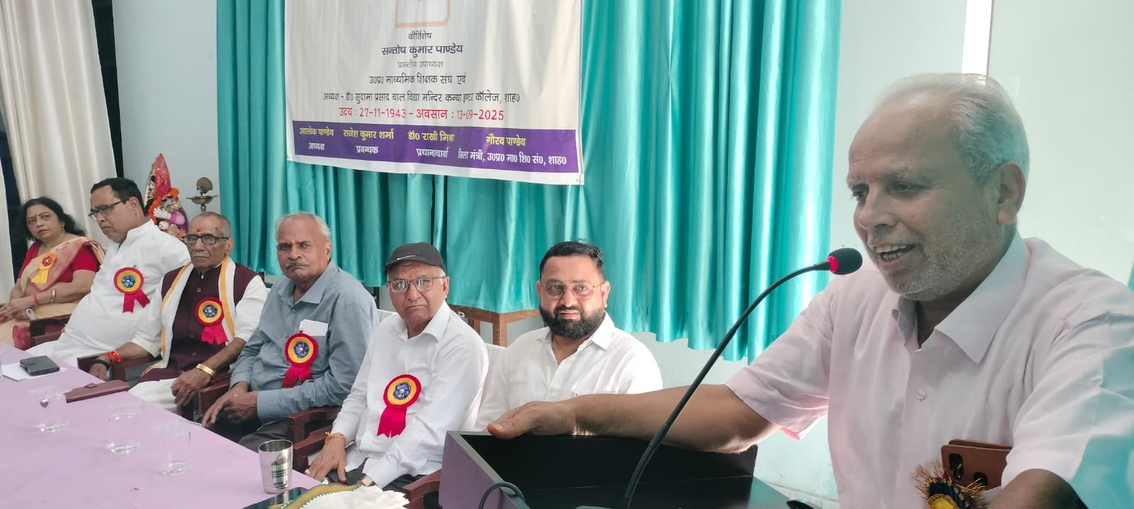 शाहजहांपुर में माध्यमिक शिक्षक संघ की गोष्ठी में बोलते शिक्षाविद्व अवनीश मिश्रा। संवाद
