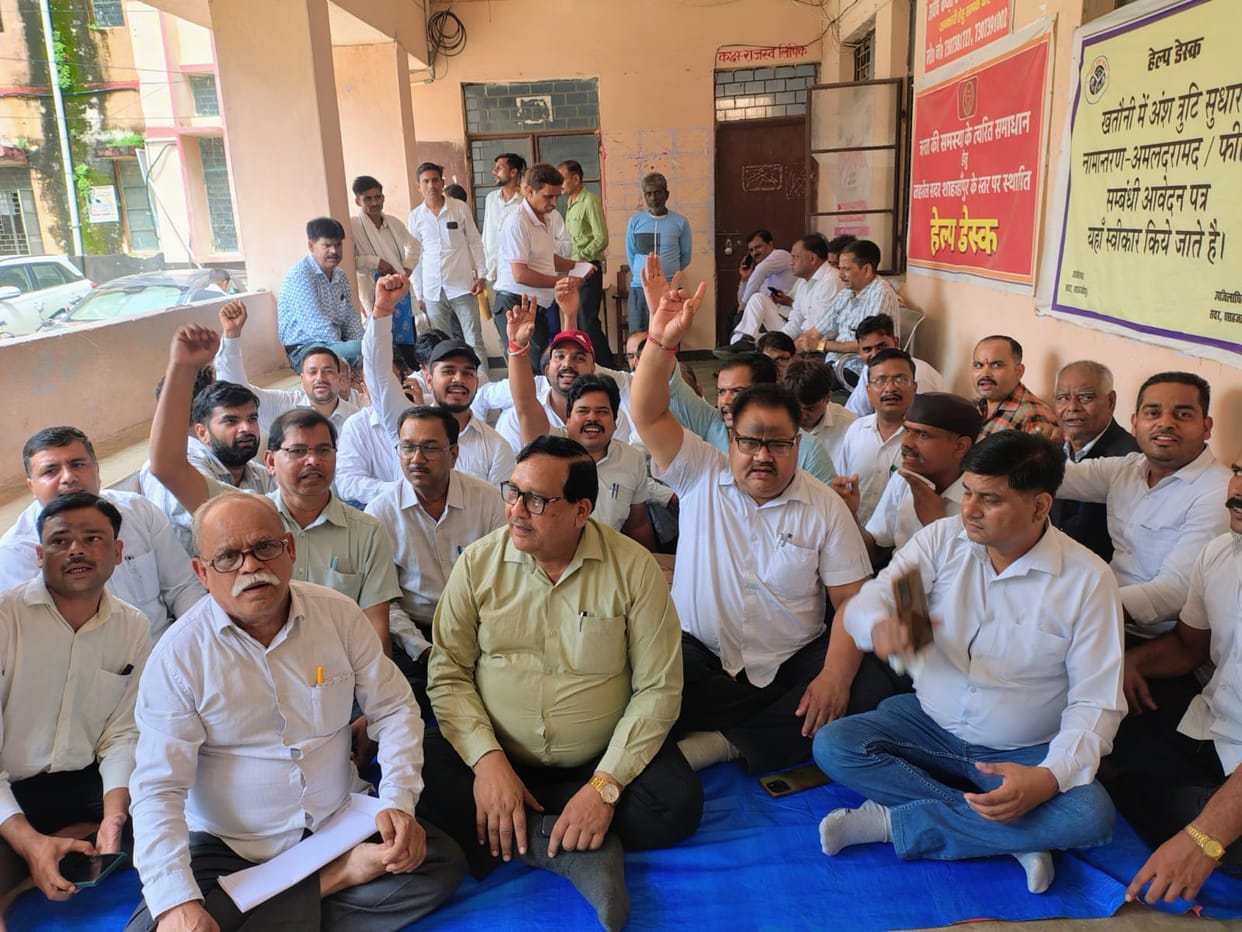 Lawyers' sit-in: Police force deployed even before the SDM's arrival.