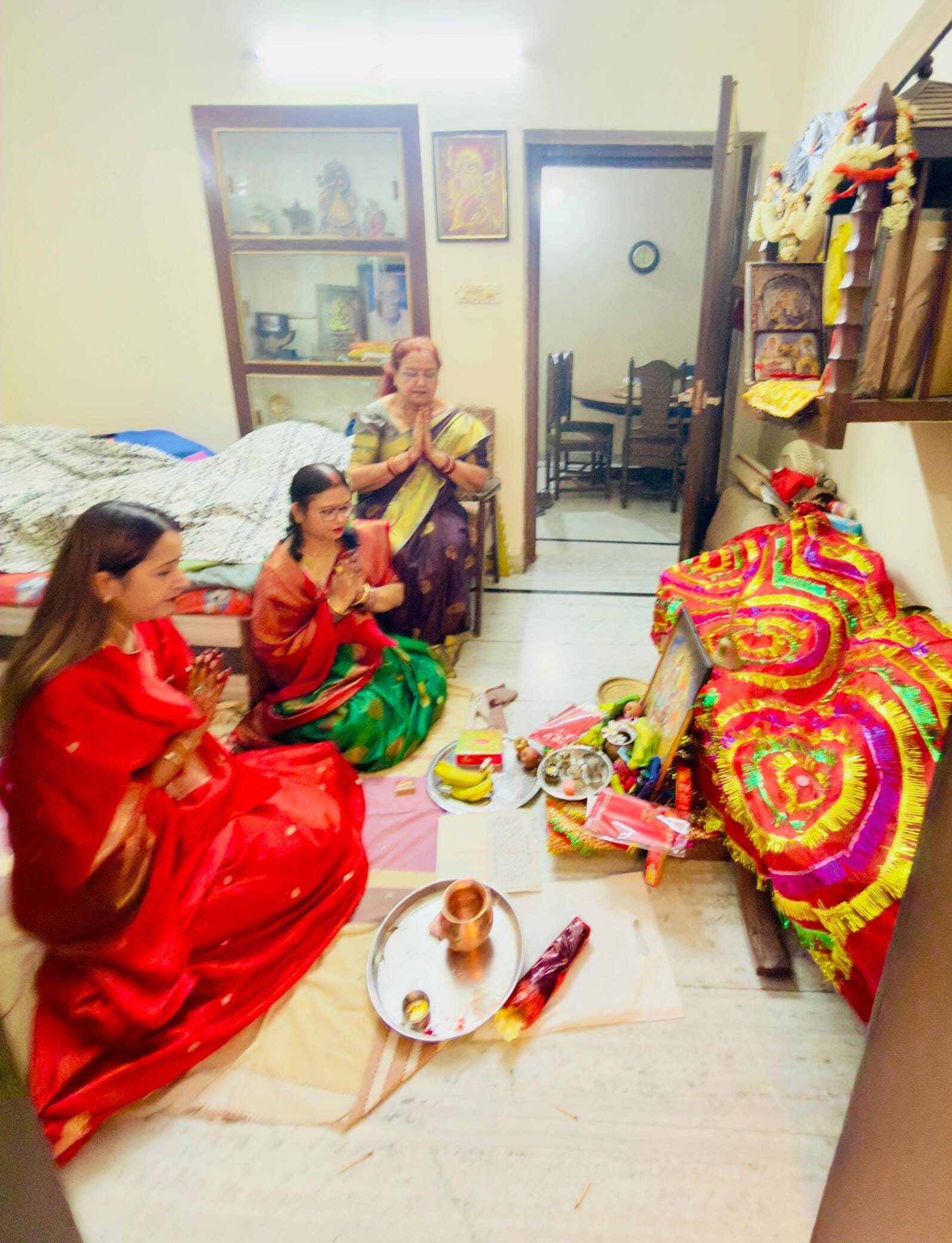 शहर में तीज व्रत पर पूजा अर्चन करती महिलाएं-स्रोत आयोजक