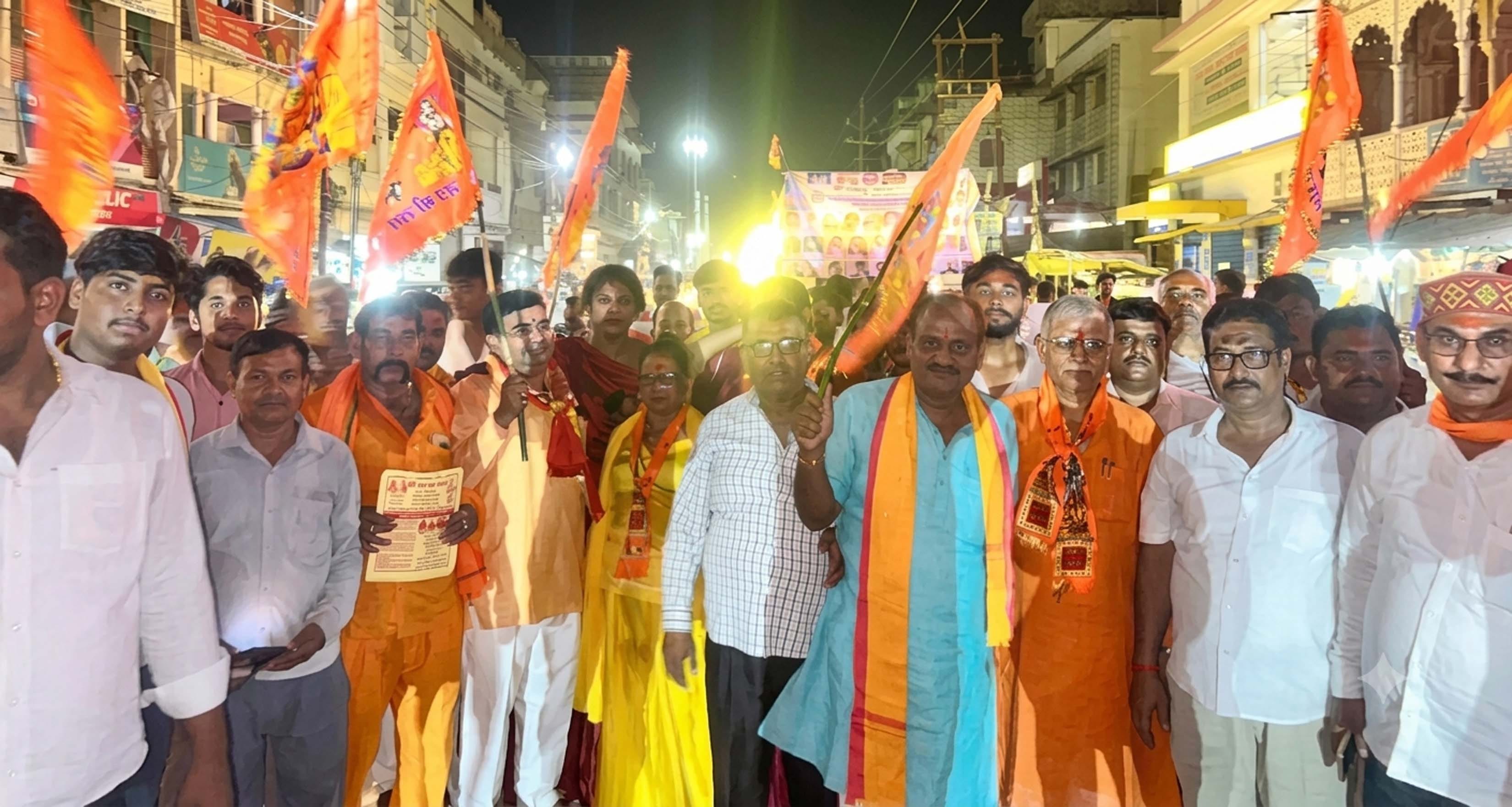 श्री कृष्ण जन्मस्थान की मुक्ति के लिए भदोही में शोभायात्रा में शामिल लोग। स्रोत-आयोजक