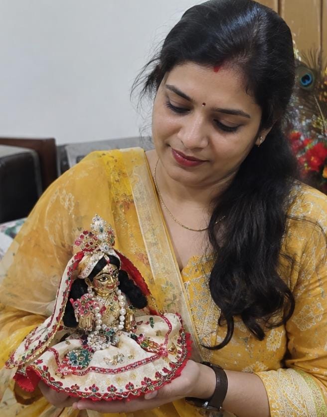 Silver anklets will jingle on Radha Rani's feet.