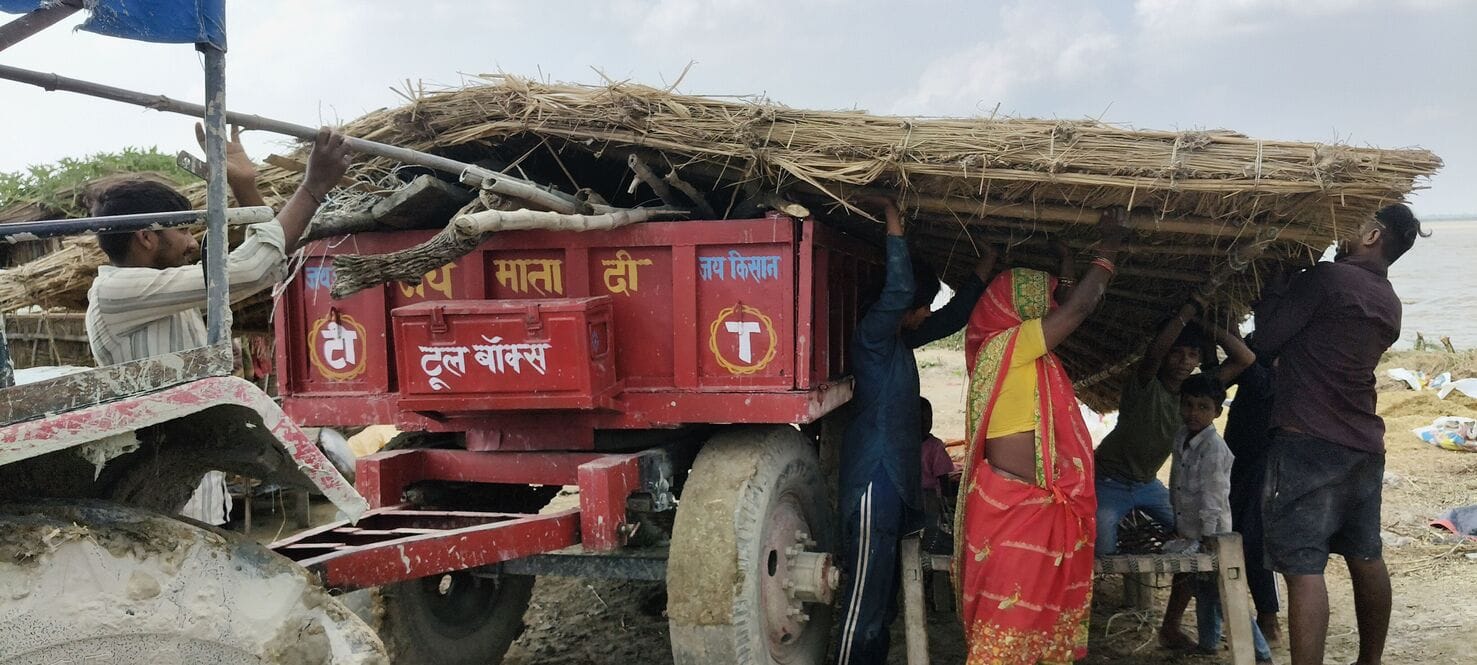 ट्रॉली पर सामान लादकर जाते ग्रामीण।
