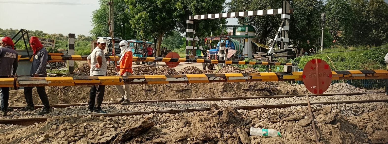टेढ़ुई रेलवे क्रॉसिंग पर ट्रैक मरम्मत का कार्य करते मजदूर। स्रोत-ग्रामीण