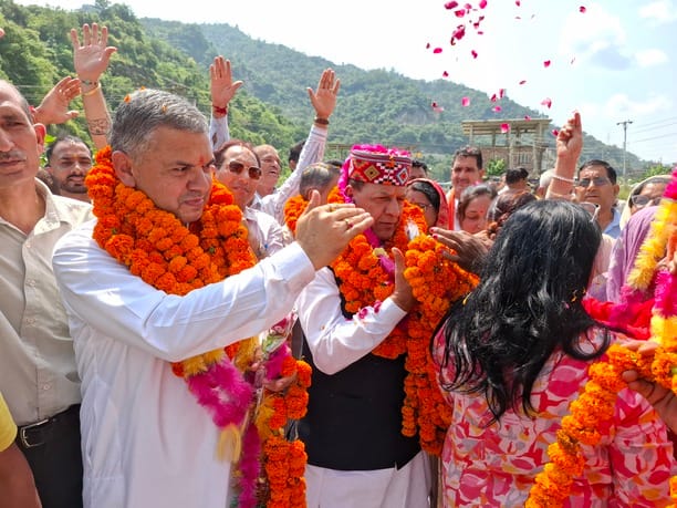 धर्मपुर में डाॅ राजीव बिंदल फोटो संवाद