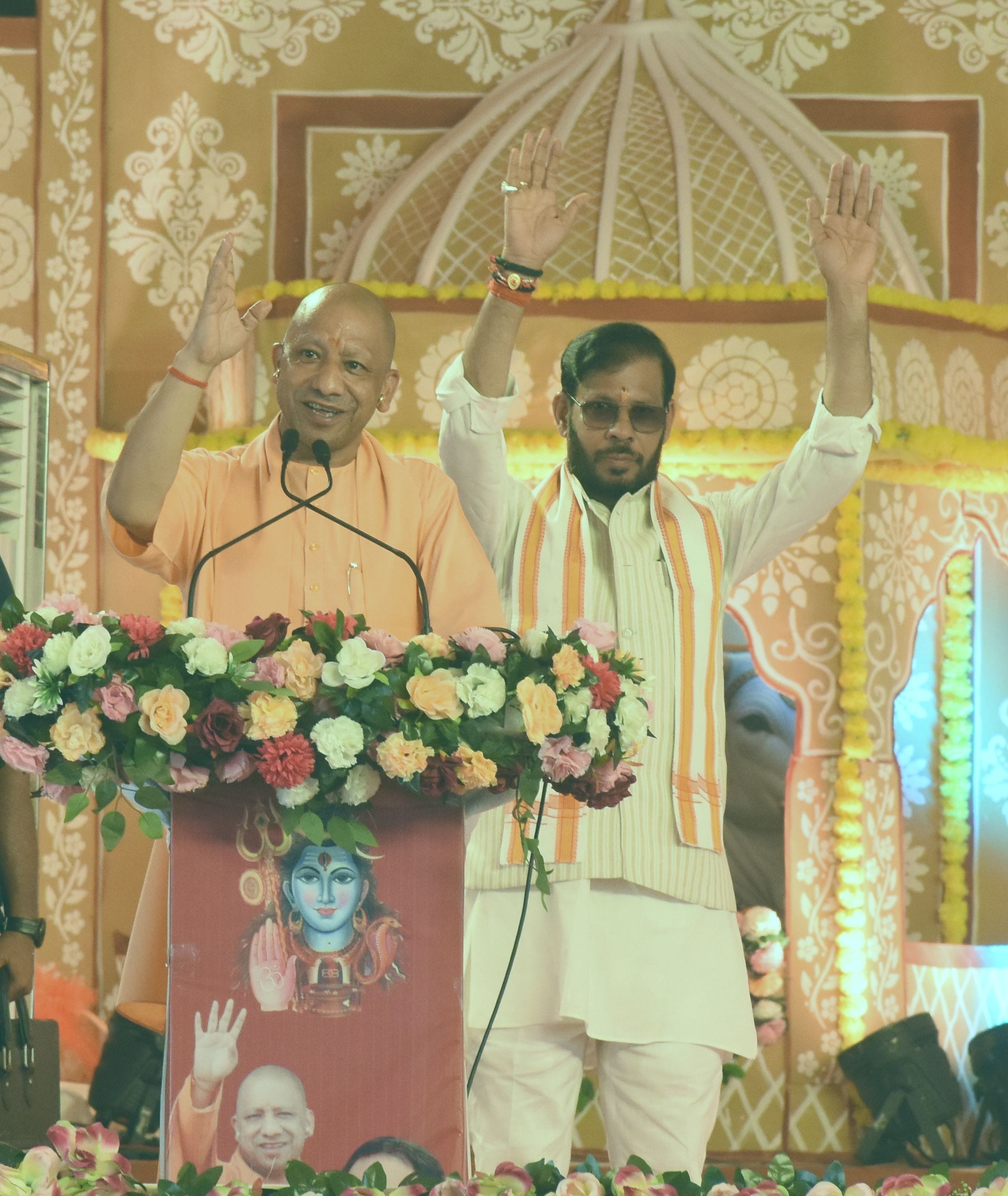 ऊंचाहार क्षेत्र के चड़रई में आयोजित शिवपुराण कथा के मंच पर हाथ उठाकर हर हर महादेव बोलते मुख्यमं