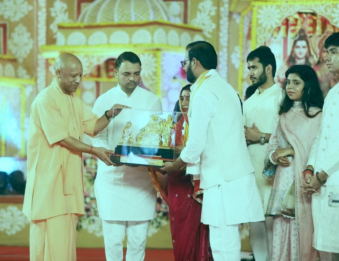  ऊंचाहार क्षेत्र के चड़रई में आयोजित शिवपुराण कथा के मंच पर मुख्यमंत्री योगी आदित्यनाथ को राम द