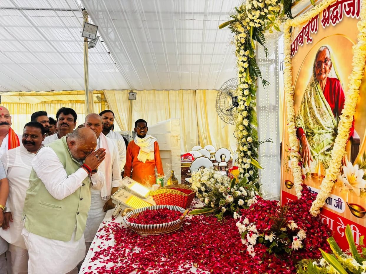 Transport Minister Dayashankar Singh attended the tribute meeting.