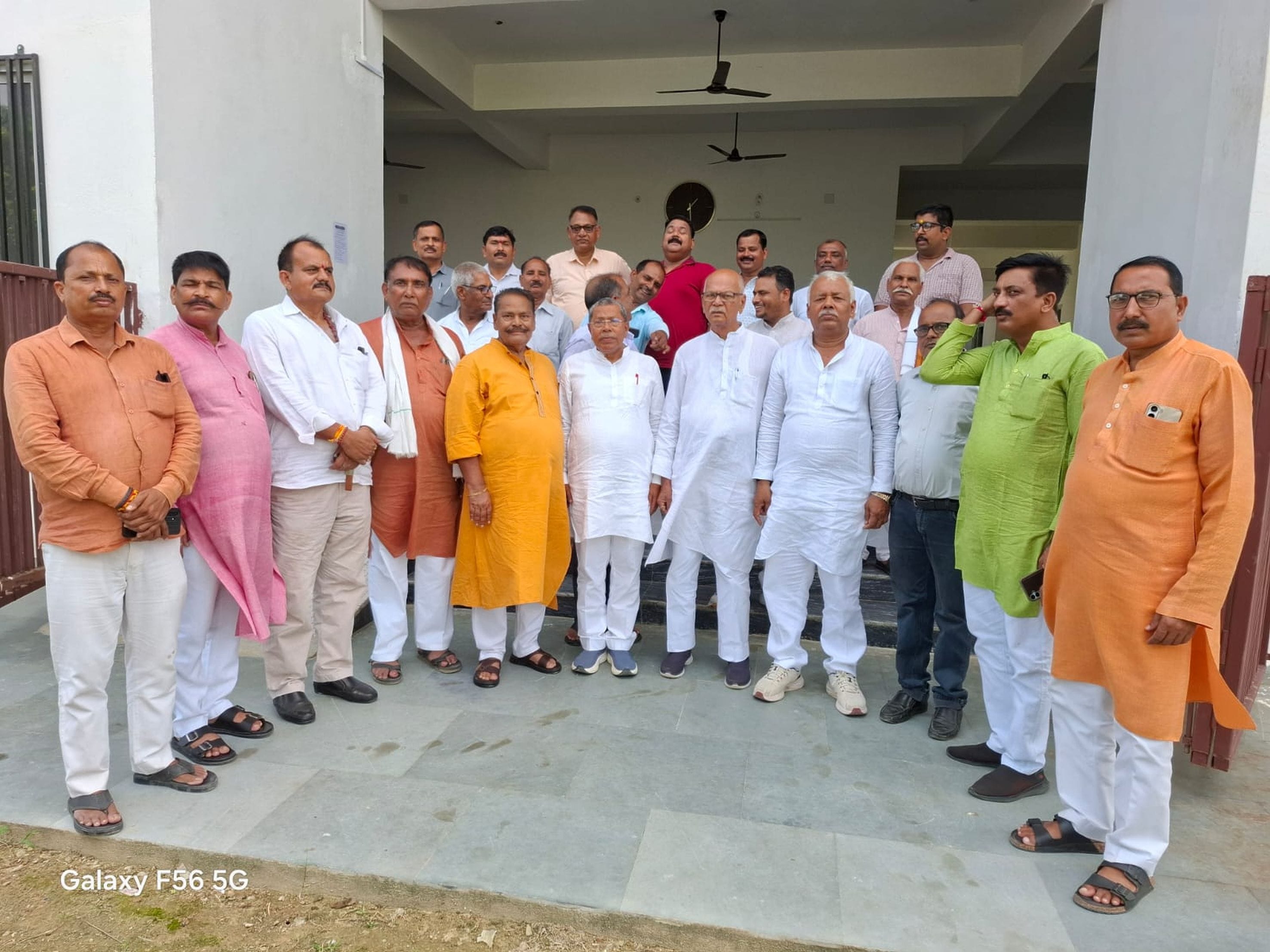 यज्ञ में शामिल होने पहुंचे श्रद्धालु।
