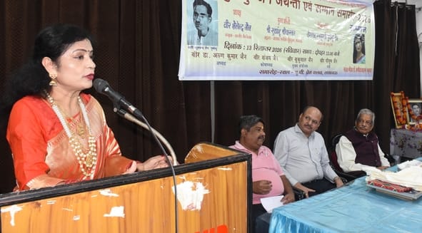 Dr. Anita Sehgal receives the Pushpendu Sahitya Samman
