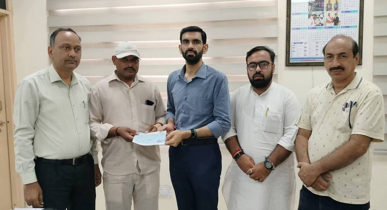 The families of the deceased in the Safidon factory accident received Rs 1 lakh each.