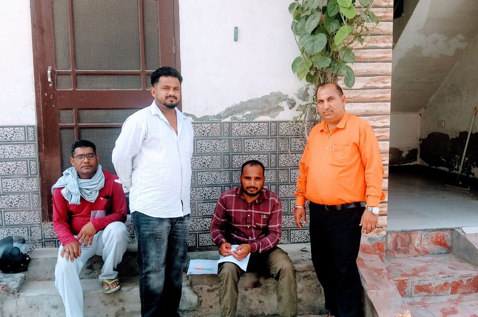 14जेएनडी07: शहर की एक कालोनी में लोगों को कनेक्शन वैध करवाने के लिए जागरूक करते हुए जनस्वास्थ्य