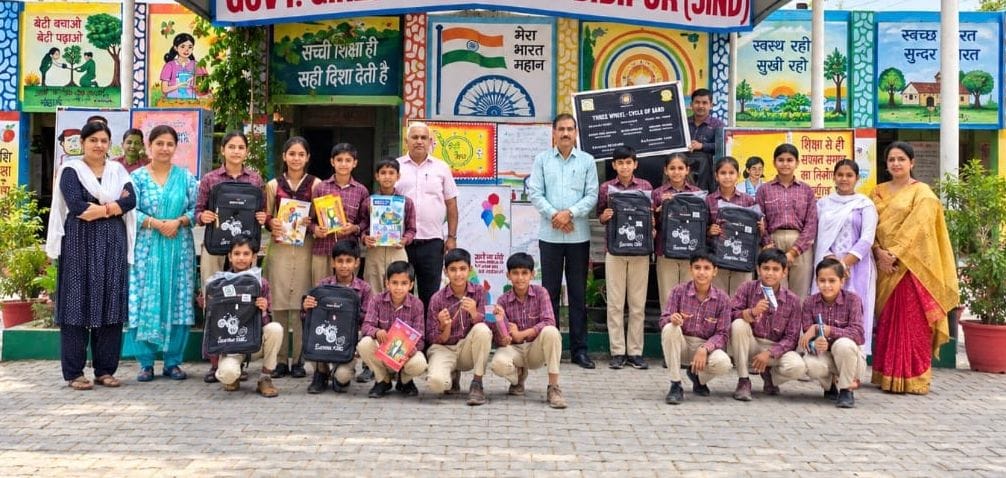 Girls displayed their talent on Hindi Diwas at Bibipur School.