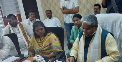 14जेएनडी11: पंचायत मंत्री लोक निर्माण विभाग के विश्राम गृह में पत्रकार वार्ता करते हुए। संवाद