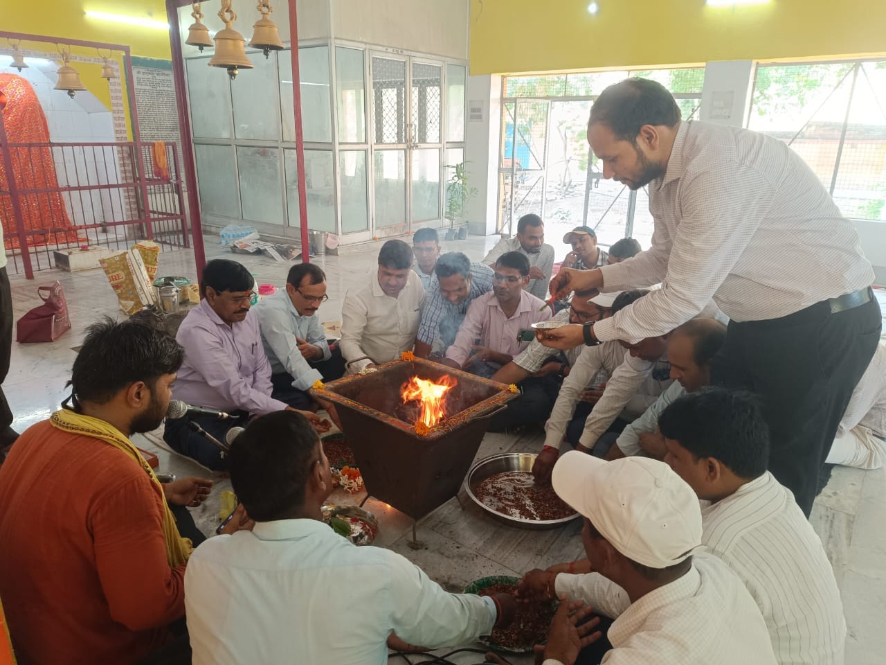अभियंता दिवस पर बाणसागर कॉलोनी स्थित शिव मंदिर में हवन-पूजन करते इंजीनियर्स।-सोशल मीडिया।