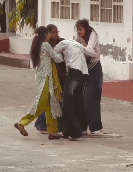 आपस में झगड़ा करते हुए छात्राएं। सोशल मीडिया