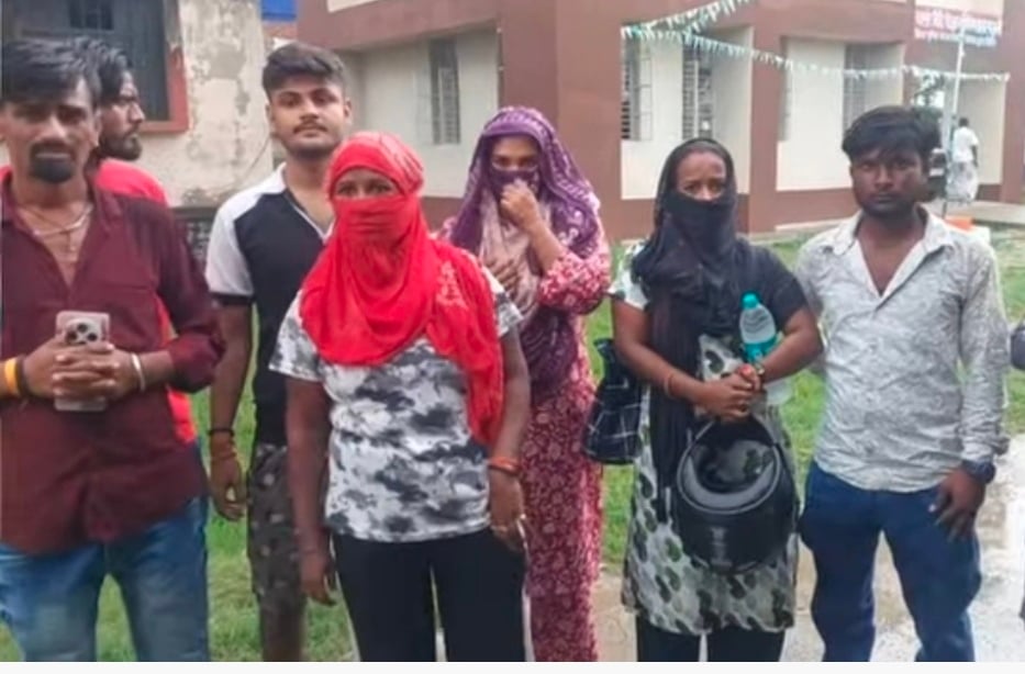 आर्केस्ट्रा से 50 लड़कियां हिरासत में ली गईं हैं।