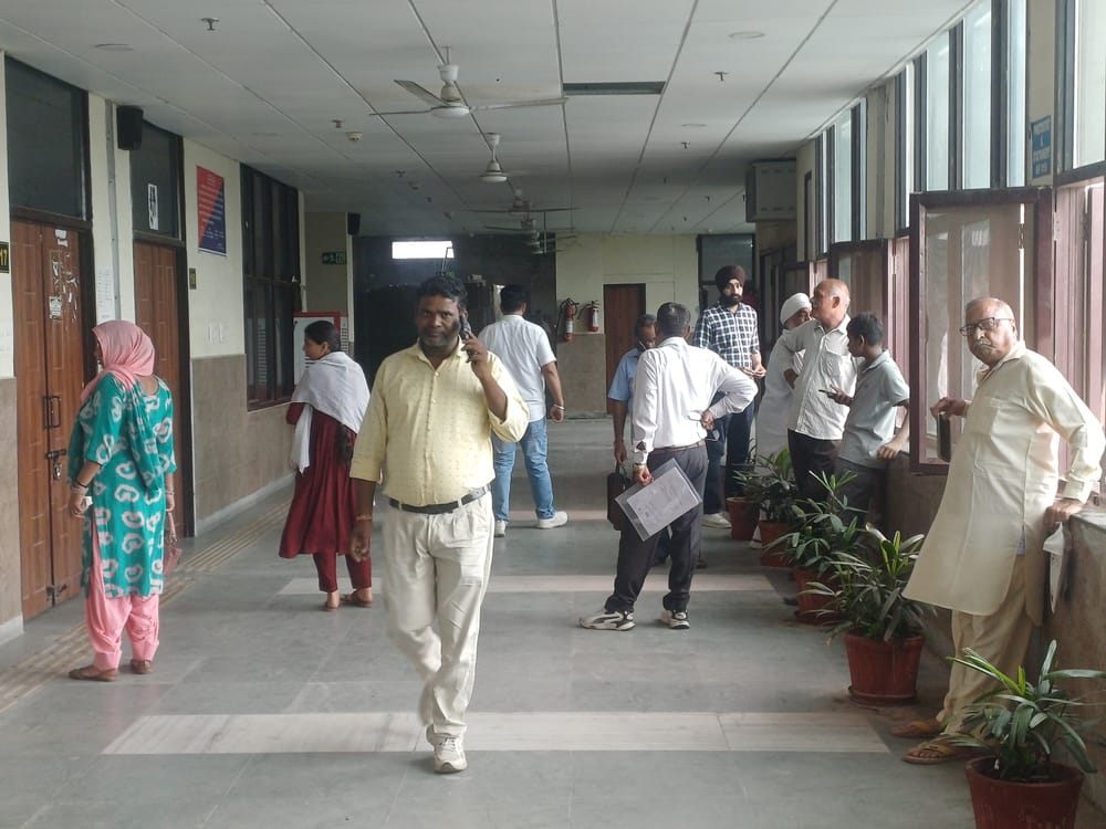 अंबाला छावनी के पटवारखाने में पटवारी की इंतजार करते लोग। संवाद