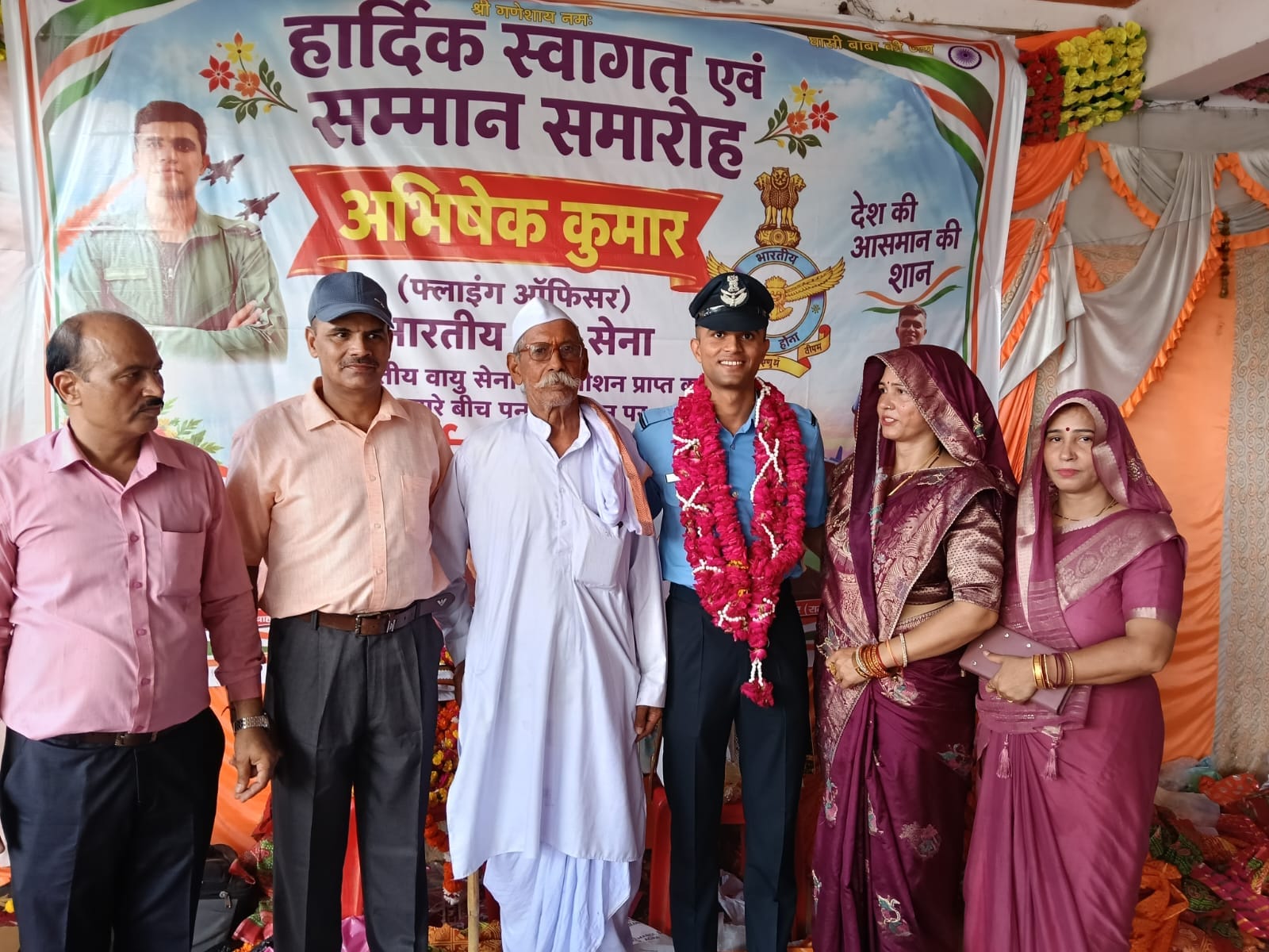 अकोला निवासी फ्लाइट ऑफिसर अभिषेक चाहर अपने माता-पिता एवं अपने परिवार के साथ।