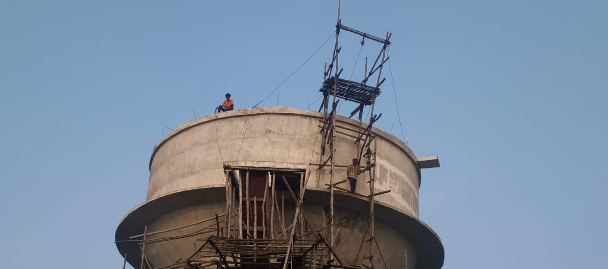 Father and brother climbed on a tank after the person who took the minor away was not arrested
