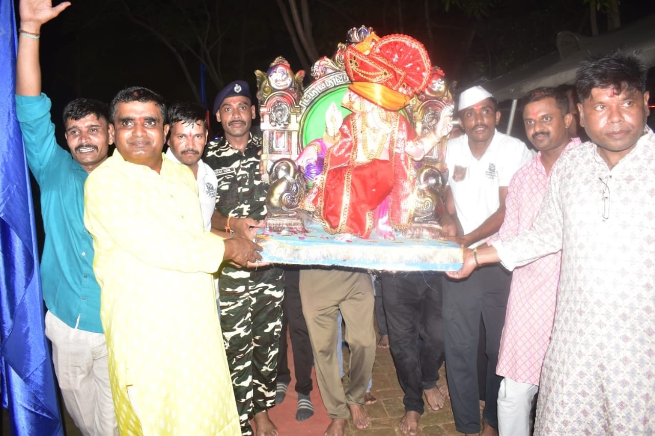 भगवान गणेश की प्रतिमा लेकर जुलूस निकालते कमांडेंट अमरेंद्र कुमार वरुण व अन्य।